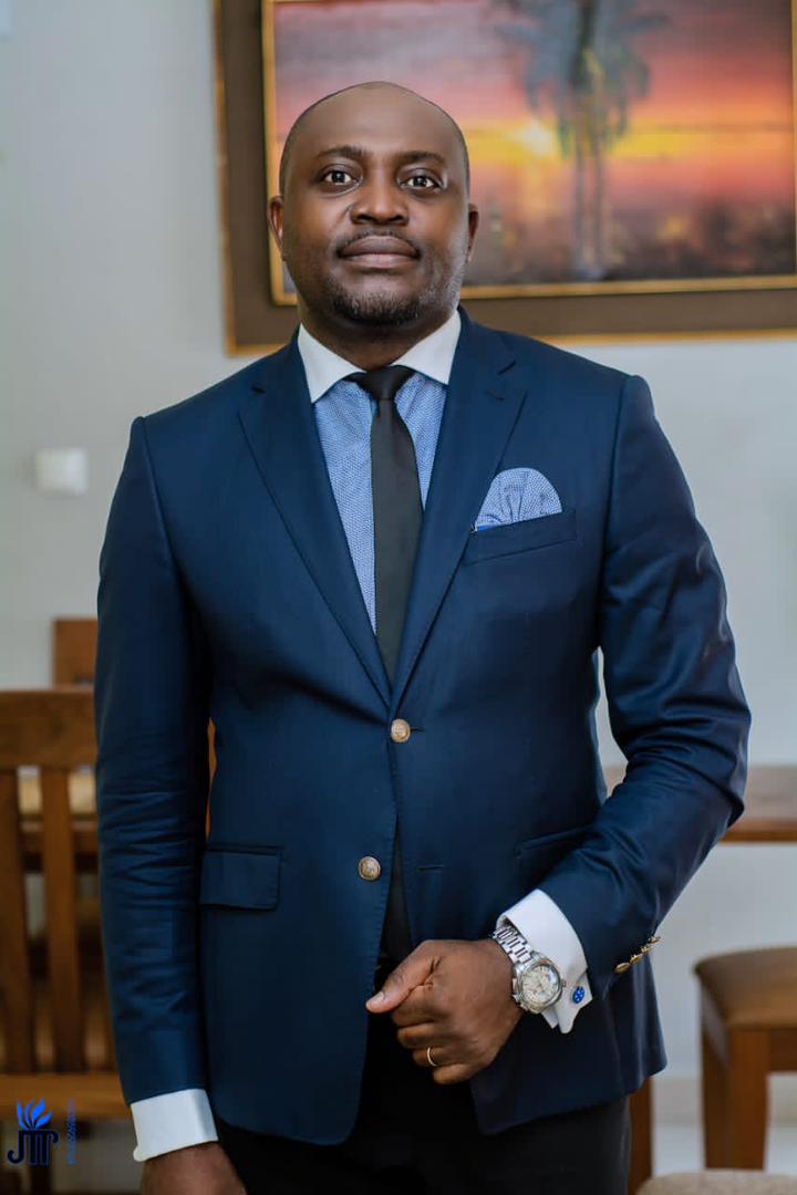 TembeleChadrack's tweet photo. Le gardien du temple, Me @theoveul est le candidat député national N°206 de la circonscription ville de Kisangani ;... Gardons à cœur ce chiffre : 206. https://t.co/tbFW6zNQLc