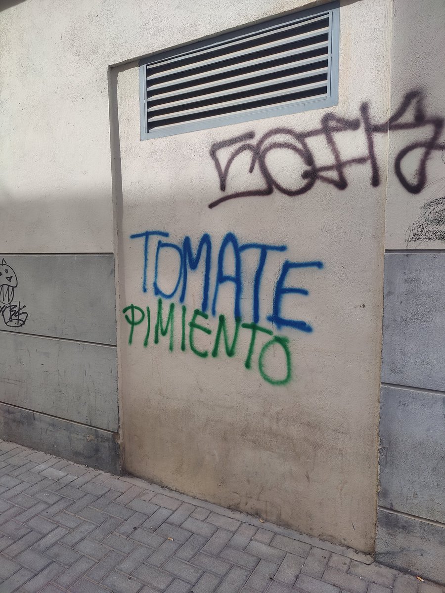 theteddypicker's tweet photo. Este graffiti lo leo con la voz de Jovani Vázquez. https://t.co/FelwUWZqbO