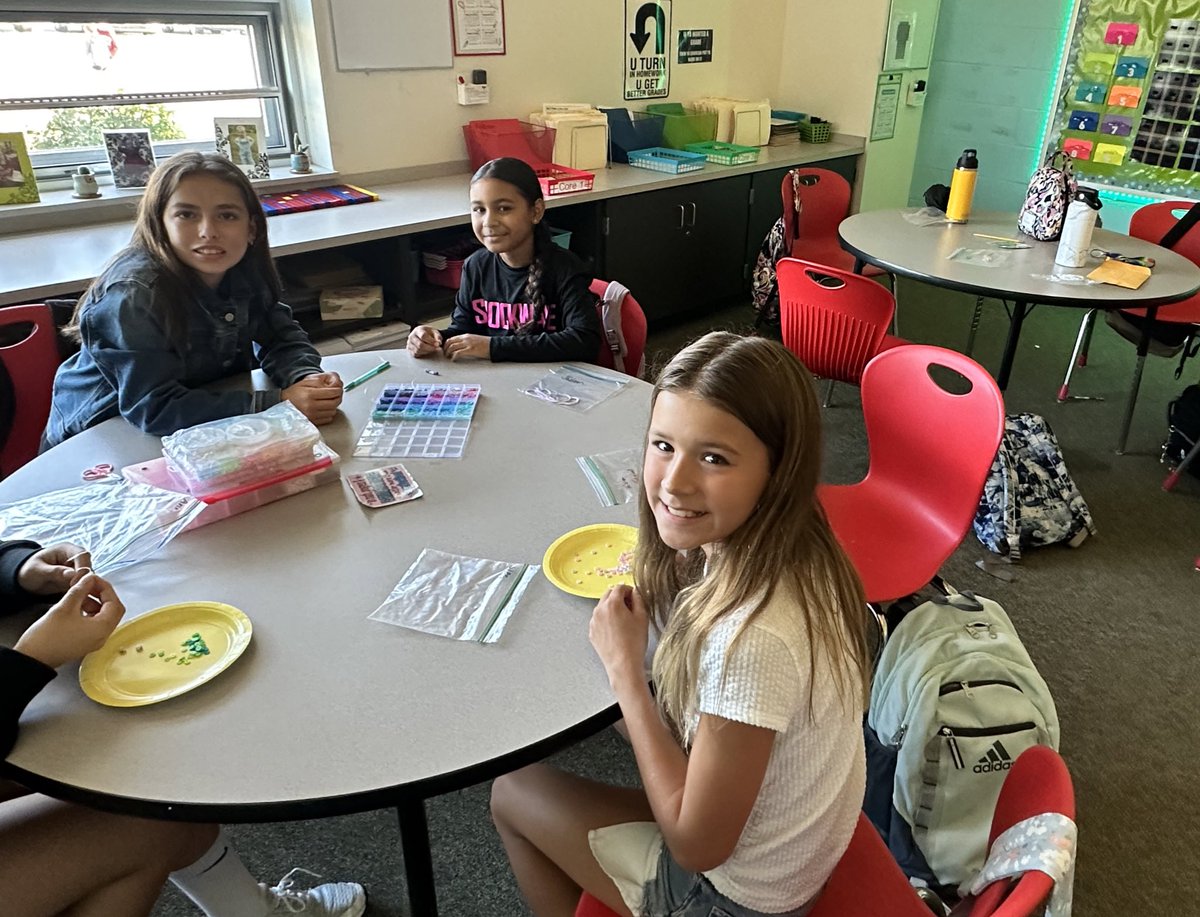 MrsViscariello's tweet image. Having fun making bracelets in clubs!