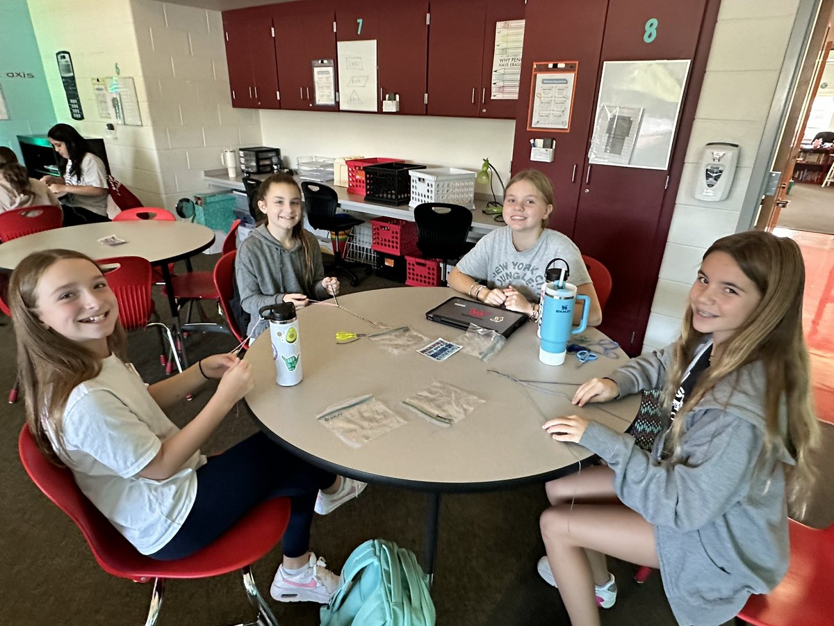 MrsViscariello's tweet image. Having fun making bracelets in clubs!