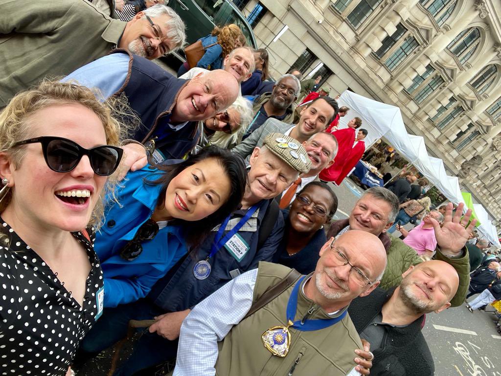 Great morning with the <a href="/EntrepreneurCoy/">Company of Entrepreneurs</a> group, exercising our right to take our sheep across Southwark Bridge into the City. Many thanks to @TheWoolmen for organising!