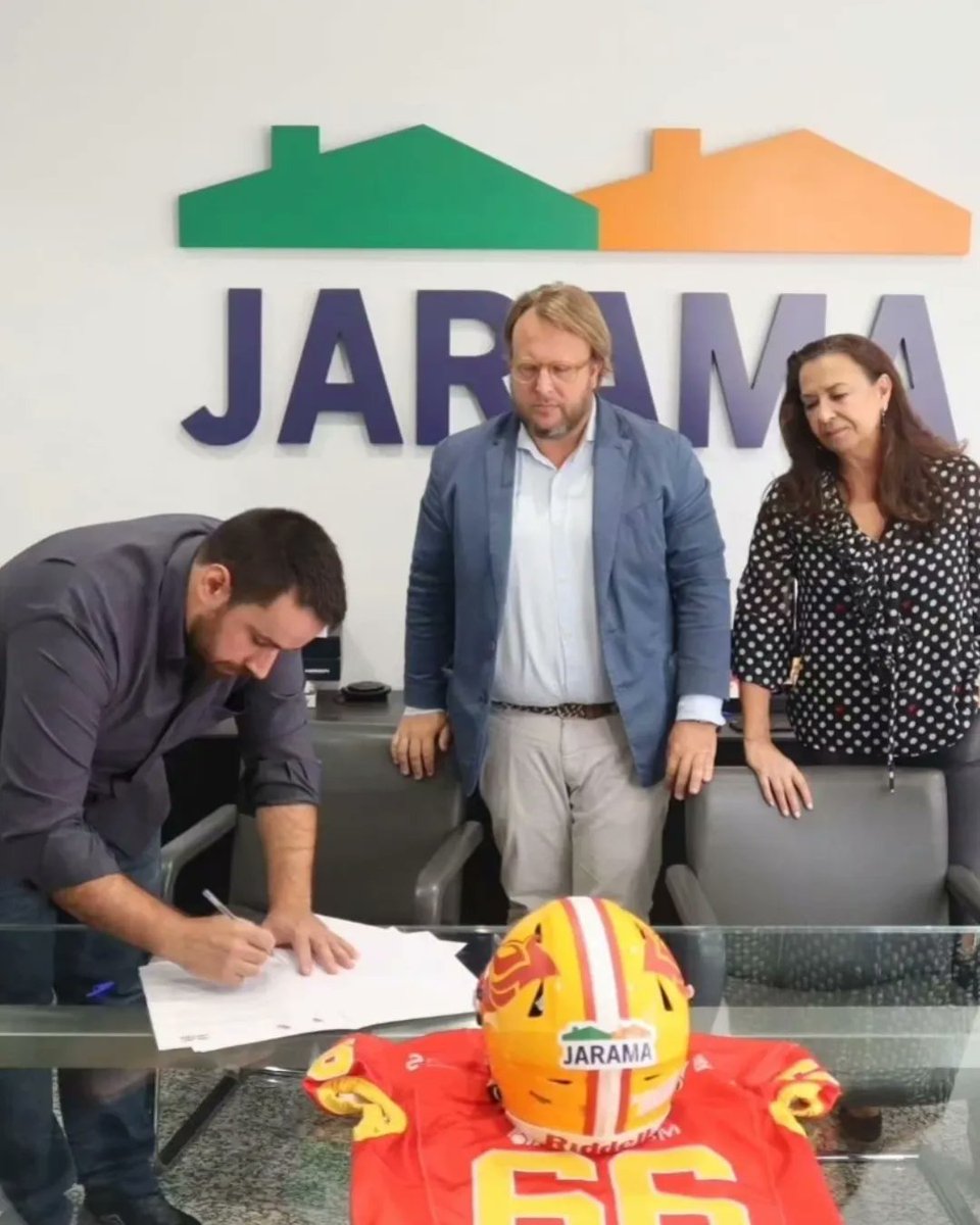 ososrivas's tweet photo. ✒️ Firma del acuerdo de patrocinio con @JaramaInmo.

🧱 El grupo inmobiliario se compromete así con el deporte ripense a partir de la temporada 2024.

📷: @ZarabandaRivas https://t.co/RtArwtSq9O