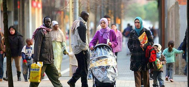 🇪🇸 | Se calcula que el 40% de los inmigrantes que residen en España no trabajan ni buscan empleo.

El sustento vital de este 40% son las prestaciones públicas y las actividades delictivas.