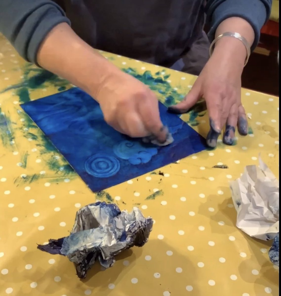 MyArtshack's tweet photo. Yesterday we had a fantastic collograph workshop with artist @Kate_Dancingcat , and today a fabulous Gel plate printing workshop with artist Josh Bowe! Busy weekend! #printmaking #creativeinspiration #CreativeEnvironment #arttechniques #ArtInShropshire https://t.co/nWTs7zWzyv 😎 https://t.co/mo1QQm3L5M