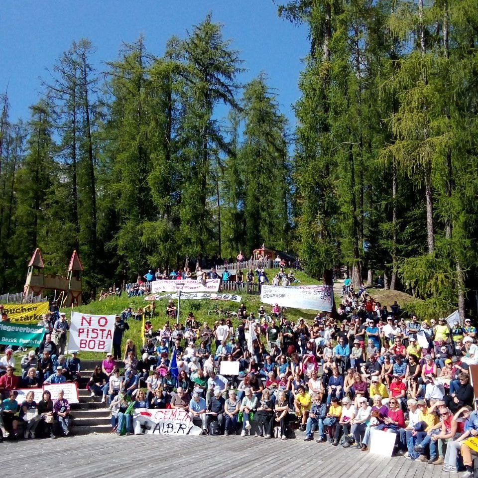 Migliaia di persone a Cortina d'Ampezzo per dire no alla pista da bob e alla cementificazione per le #Olimpiadi. Serve difendere la natura e gli ecosistemi che ci permettono di vivere dalle parole vuote di chi si finge sostenibile e permette queste distruzioni.