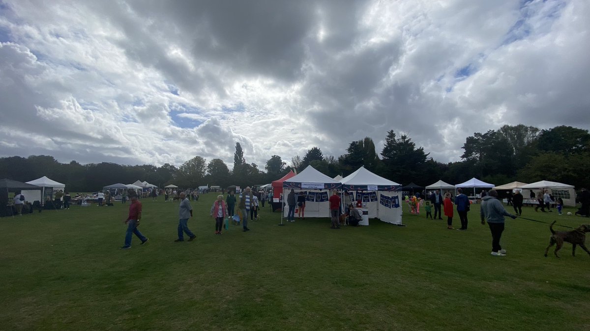 MPSPinnerSouth's tweet photo. Woop-woop, it’s the sound of da police!

Come down to #Roxbourne Park, #Pinner and enjoy the street food and dog show at #RoxyFest, supported by @ElliotLeeAgent. https://t.co/V6o7iVbnCv