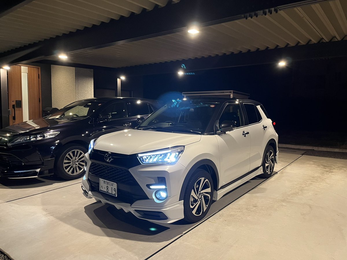 fate377's tweet image. 待ちに待ったライズ納車しました♪
意外と大きくてビックリした😲
シートヒーターもあってハリアーよりもめっちゃ便利✨まだ使わないけど💦

妻の車なのに相談しながらほとんど僕好みのカスタムになった😂
カーポート大きくして良かったw

#TOYOTA
#RAIZE
