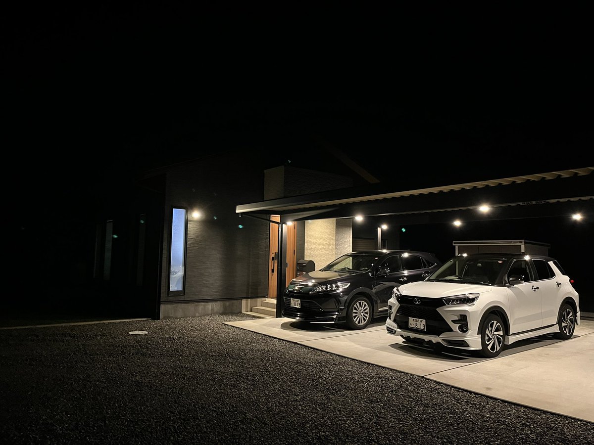 fate377's tweet image. 待ちに待ったライズ納車しました♪
意外と大きくてビックリした😲
シートヒーターもあってハリアーよりもめっちゃ便利✨まだ使わないけど💦

妻の車なのに相談しながらほとんど僕好みのカスタムになった😂
カーポート大きくして良かったw

#TOYOTA
#RAIZE