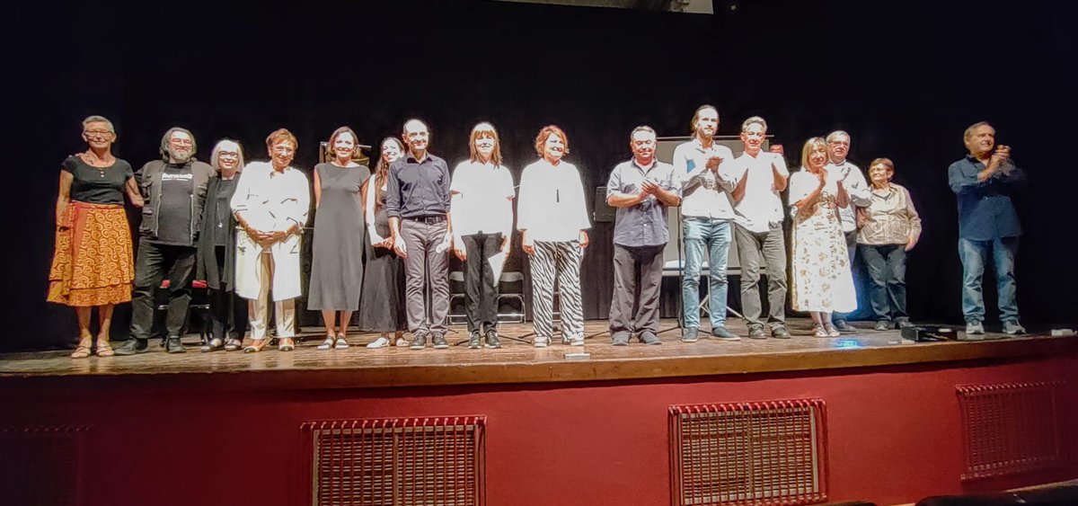 🎙📝 Ahir vam viure una vetlada molt especial, en <a href="/dijousdarts/">Dijous d'Arts</a> al I Vinaròs de versos. Ho vam fer recitant al poeta del poble, Estellés, que parlava de l'amor, de la mort, del país, i del menjar, trobant les paraules per a interpel•lar a les classes populars.💫
📚Gràcies amics!