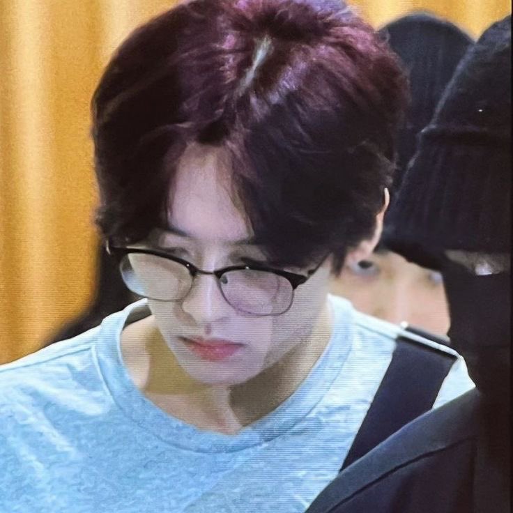 Neckromantyc's tweet photo. //🐿️🐰, guilt, bad media, stress, age gap

• Vocal 🎙️ 5 

Jsvng stares at the text message for a long while before he finally manages to turn off his phone and burry his head in his hands. 

It’s happened. 

He knew it’d happen for a while, but he still hoped it wouldn’t. https://t.co/TPfAhQuJbT