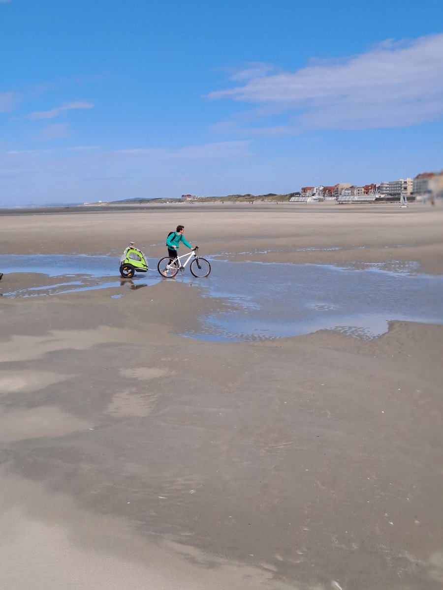 De retour sur la plage de merlimont avec les étudiants du Master @Geosciences_ENS . Les mesures de typographies ne sont jamais ennuyeuses...