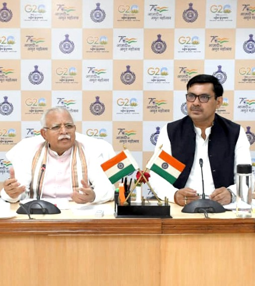 cmohry's tweet photo. मुख्यमंत्री श्री @mlkhattar ने आज चंडीगढ़ में विभिन्न विकासात्मक पहलों की समीक्षा हेतु जिला परिषदों के अध्यक्षों व मुख्य कार्यकारी अधिकारियों के साथ बैठक की।

बैठक में उन्होंने कहा कि 6 अतिरिक्त जिलों- सोनीपत, कैथल, महेंद्रगढ़, रोहतक, झज्जर और रेवाड़ी में लिंक सड़कों की मरम्मत की जिम्मेदारी इस साल के अंत तक जिला परिषदों को हस्तांतरित कर दी जाएगी। 

इसके अलावा सीएम ने जिला परिषदों के मुख्य कार्यकारी अधिकारियों को 30 सितंबर, 2023 तक 5000 या उससे अधिक आबादी वाले गांवों में गांव की फिरनियों को पक्का करने हेतु निविदा प्रक्रिया शुरू करने के निर्देश दिए।

साथ ही उन्होंने सभी CEO को निर्देश देते हुए कहा कि वे अपने कार्यालयों को जिला सचिवालयों से जिला परिषद कार्यालय में स्थानांतरित करें।