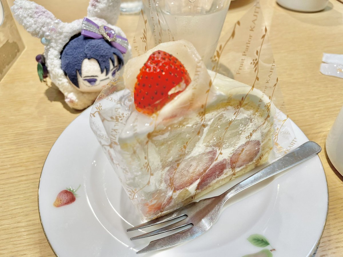 「今日はくまみさんとはくじさんにお誕生日お祝いしていただいて美味しいお料理とケーキ」|焦土の片桐🦀のイラスト