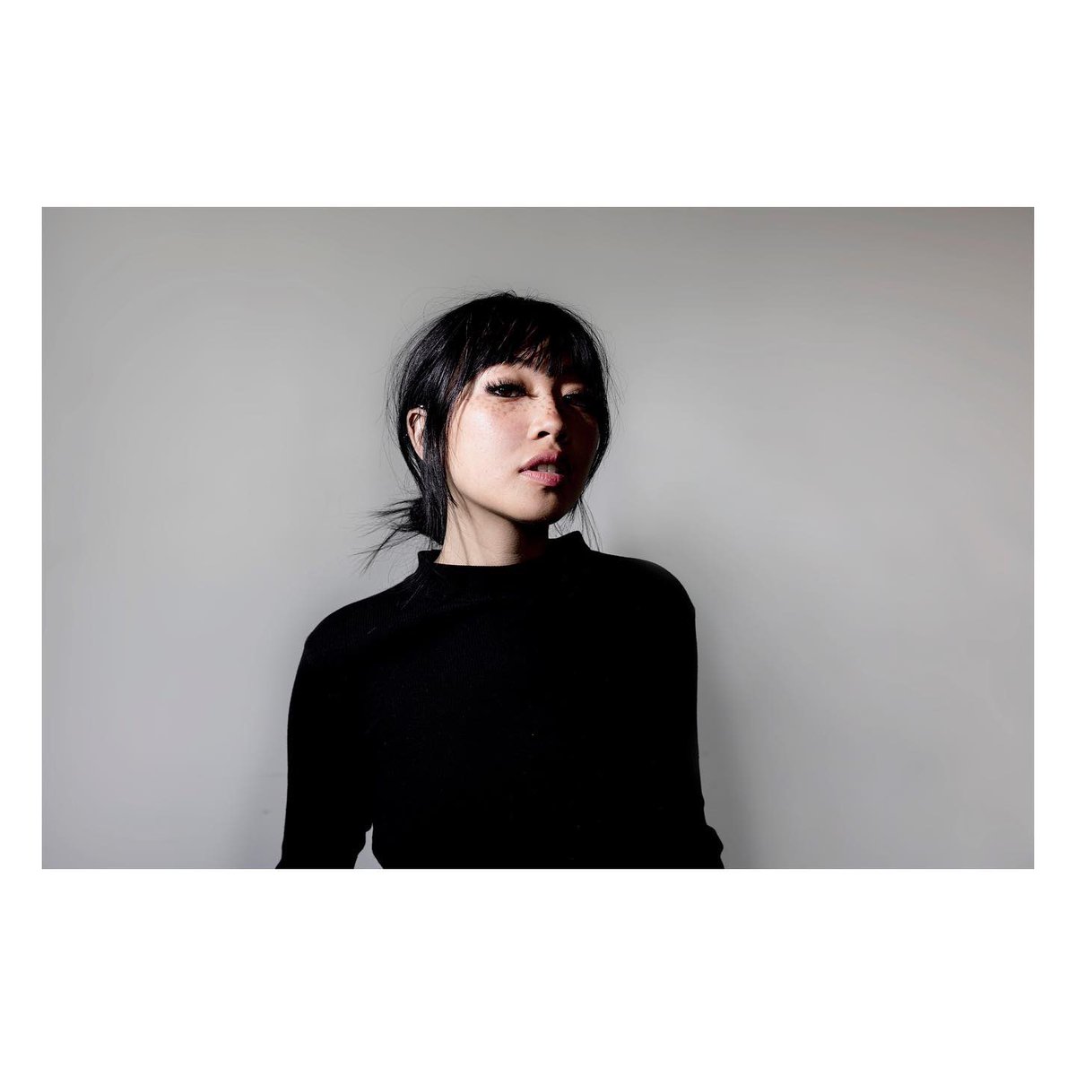 beabadoobee_th's tweet image. Beabadoobee photographed by Jamie Simonds. 🩶