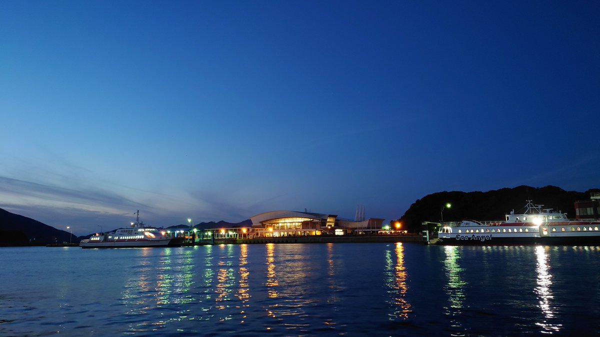kouichiro_take's tweet photo. 【Please give me a Like & follow me】ライトアップされた有川港。ゆっくり眺めたいが…
The main port of my hometown are illuminated during the nights.
#上五島 #新上五島町 #kamigoto #五島列島
#有川港 #鯨賓館 #arikawa
#nightview #night_view #port_night_view #portnightview #portview https://t.co/4S0fypfnok