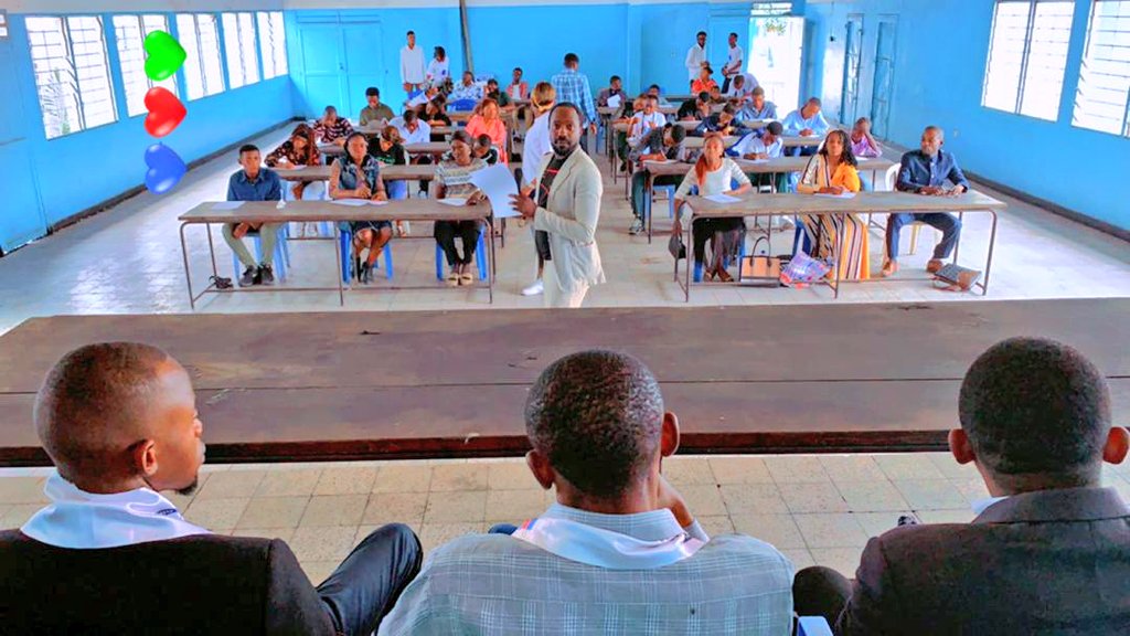 BitufuilaJ's tweet photo. Nous félicitons les jeunes N'djilois qui ont pris part au concours de bourses d'études #Jobit. Merci à nos partenaires ONLY WAY TRAVEL AGENCY pour le bon déroulement de l'activité ainsi que tous les membres du Conseil Communal de la Jeunesse de N'DJILI
#Dimanche,le 24-09-2023 https://t.co/wqUZht7zBW