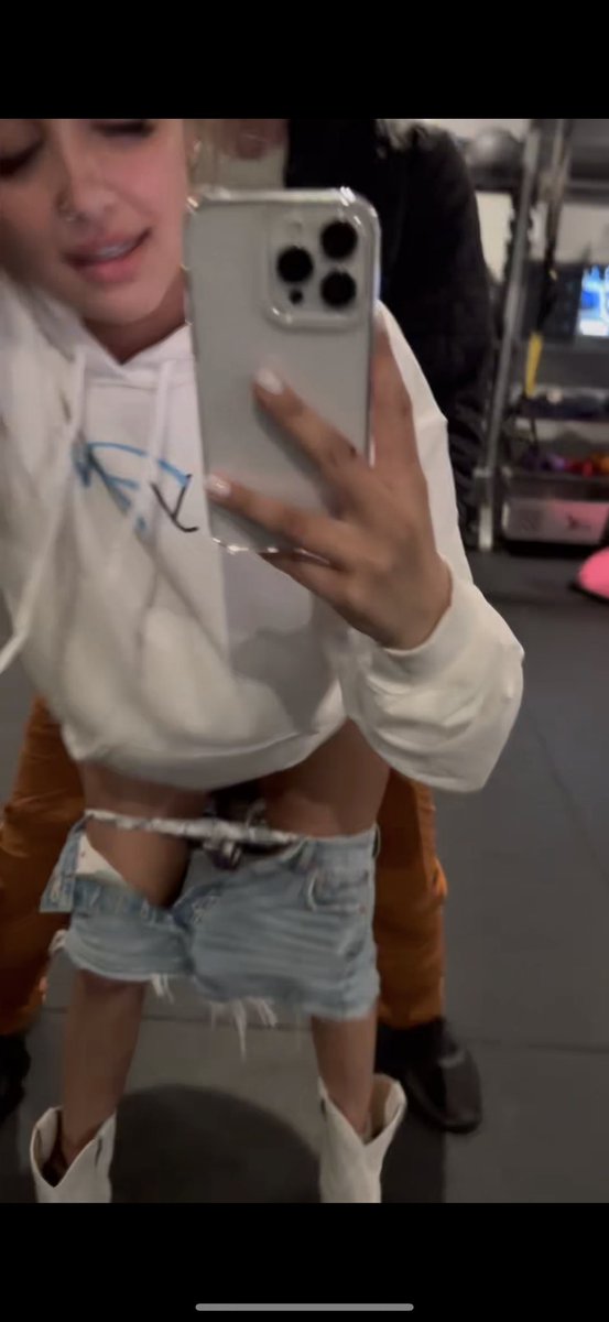 xjessicakinley's tweet photo. Guys I got railed in a gym full video at the link in my bio 😜 https://t.co/ZJK0W36zQV