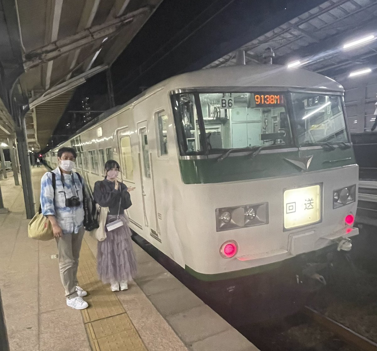ct_tetsudou's tweet photo. 【クラブツーリズム鉄道部 御礼】
約400キロ、12時間の房総一周ツアーにご参加頂きまして誠にありがとうございました。皆様のご協力で無事に終了致���ました。
4枚目の写真はお父様のDNAを受け継いだ娘さんとのツーショット。いつも185系ツアーにご参加頂きありがとうございます。
#羨ましい　#親孝行 https://t.co/gfjjzEoZCP