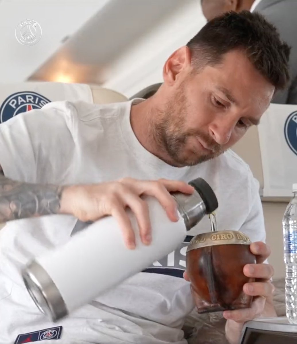 -El domingo voy a dormir hasta tarde.

Yo el domingo a las 9 am: