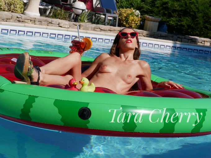 J'adore les apr&egrave;s-midi piscine 🥵  #sexy #hot #naked #swimmingpool  https://t.co/6ldBWRDxJz https://t<a href="/tag/sexy"class="tags">#sexy</a><a href="/tag/hot"class="tags">#hot</a><a href="/tag/naked"class="tags">#naked</a><a href="/tag/swimmingpool"class="tags"><span>#swimmingpool</span></a>