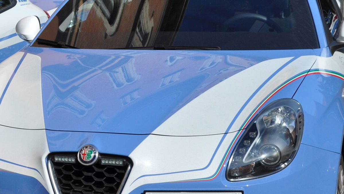 Segnalazione anonima sull'App della polizia: agenti arrestano pusher dlvr.it/SwXXZK