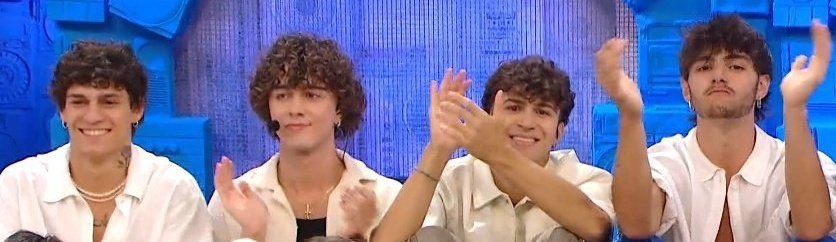 sournessme's tweet photo. l’iphone 12, 13, 14, e 15 #Amici23 https://t.co/nhdxT7g1WS