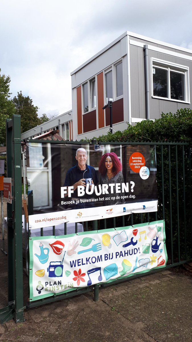 Het was een gezellige middag gisteren op de Open AZC dag van Plan Einstein op de Pahud de Mortangesdreef met een gratis programma met o.a, schminken, henna, muziek, knutselen en Arabische les. Ook was er een poffetjeskraam en een springkussen.