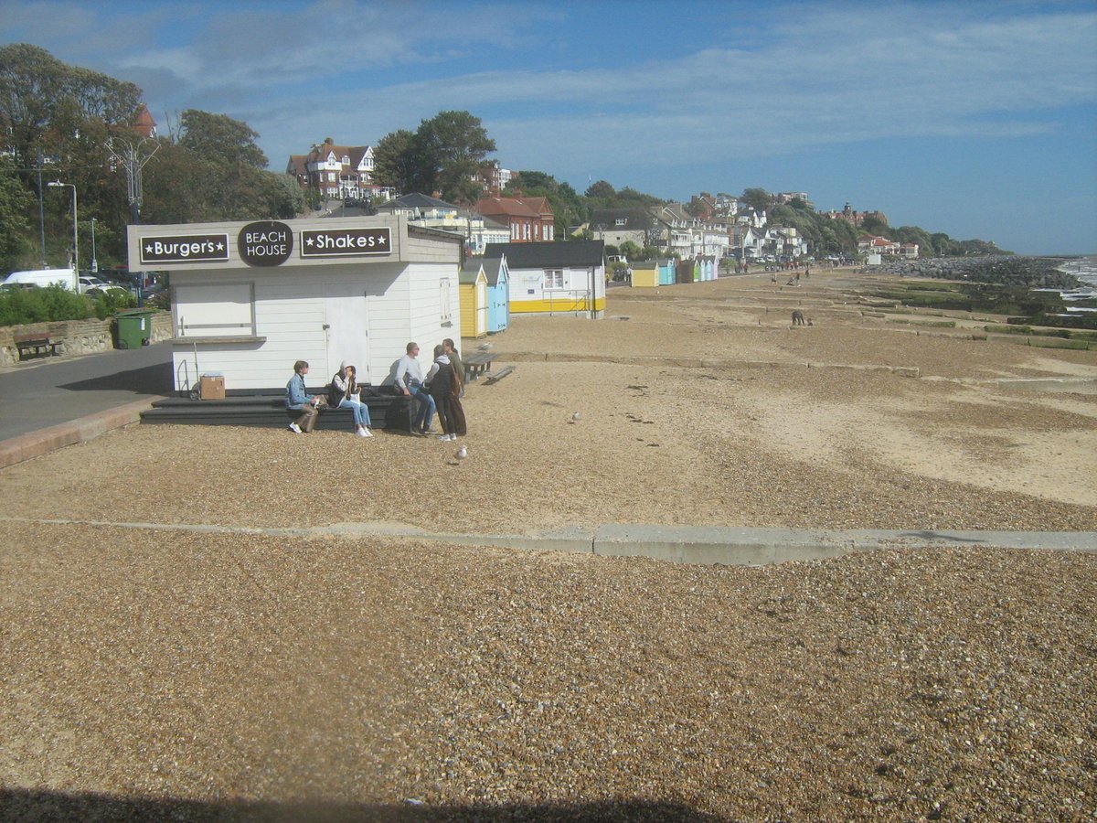 jonnyald's tweet photo. down at Felixstowe beach #warmsun #strongwind #rollingbreakers #pierlife #lifesgreat #suffolk #coast https://t.co/rZZBQj6v0o