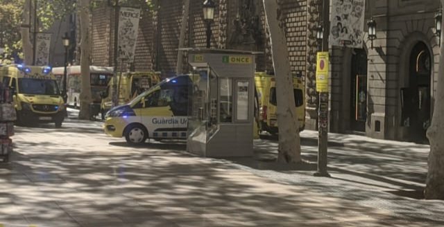 gubsplugt's tweet photo. Felicitacions als companys de #UREP i #UT1 de @GUBBarcelona i @semgencat així com tots els professionals que han intervingut en l'atropellament a les Rambles i han realitzat la recuperació RCP i col·laboració psicologia.
Uns grans professionals! 🙌 #ServeiPúblic #HeroisDelDia https://t.co/tN4rAfVDIs