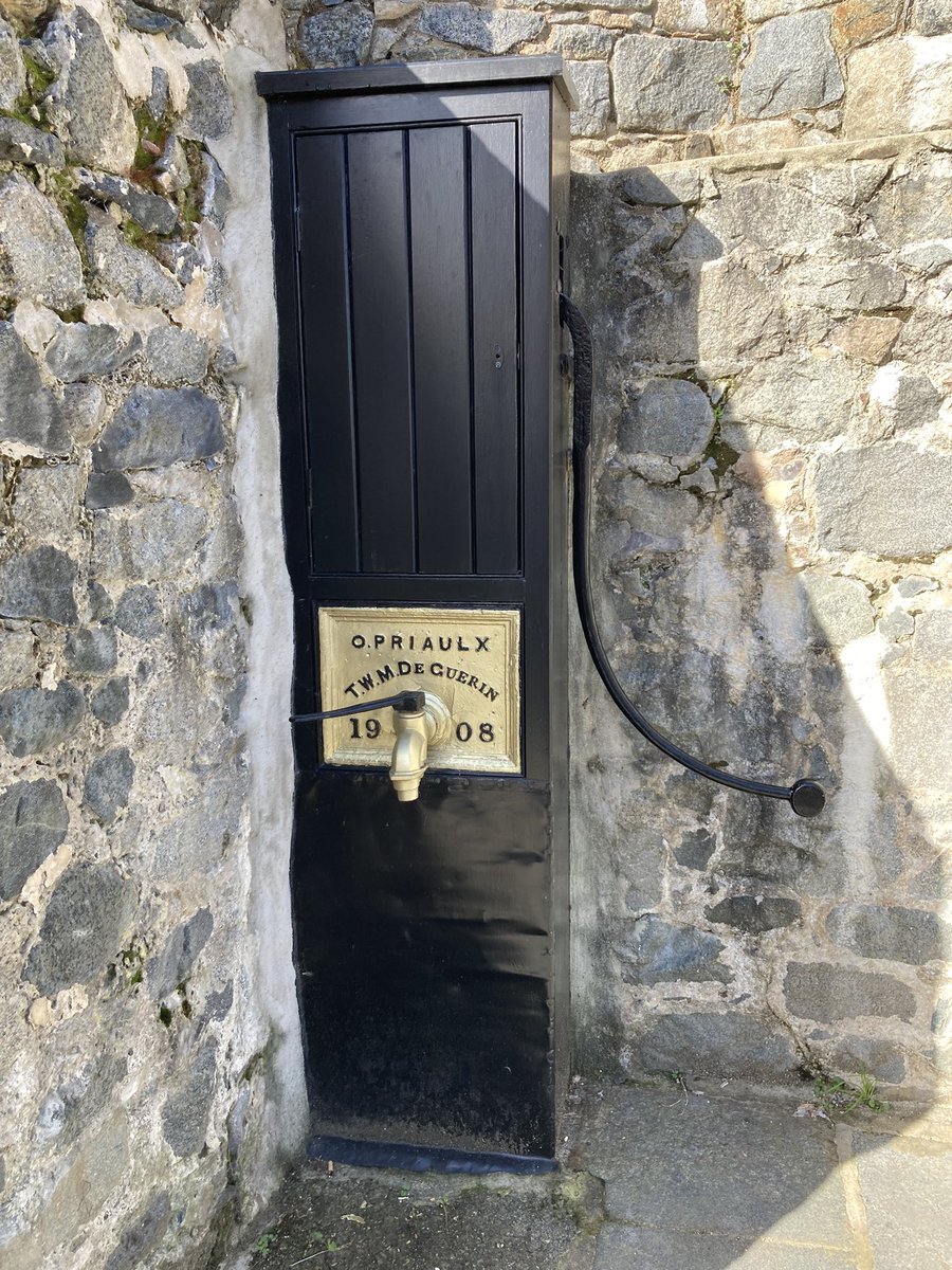 Ronst21's tweet photo. #RonstsRambles Todays stroll @StPeterPortPari to #SeafrontSunday Quite a breeze when we got down to the front. Ice cream from Le Hechet https://t.co/VMUXTFNLNR