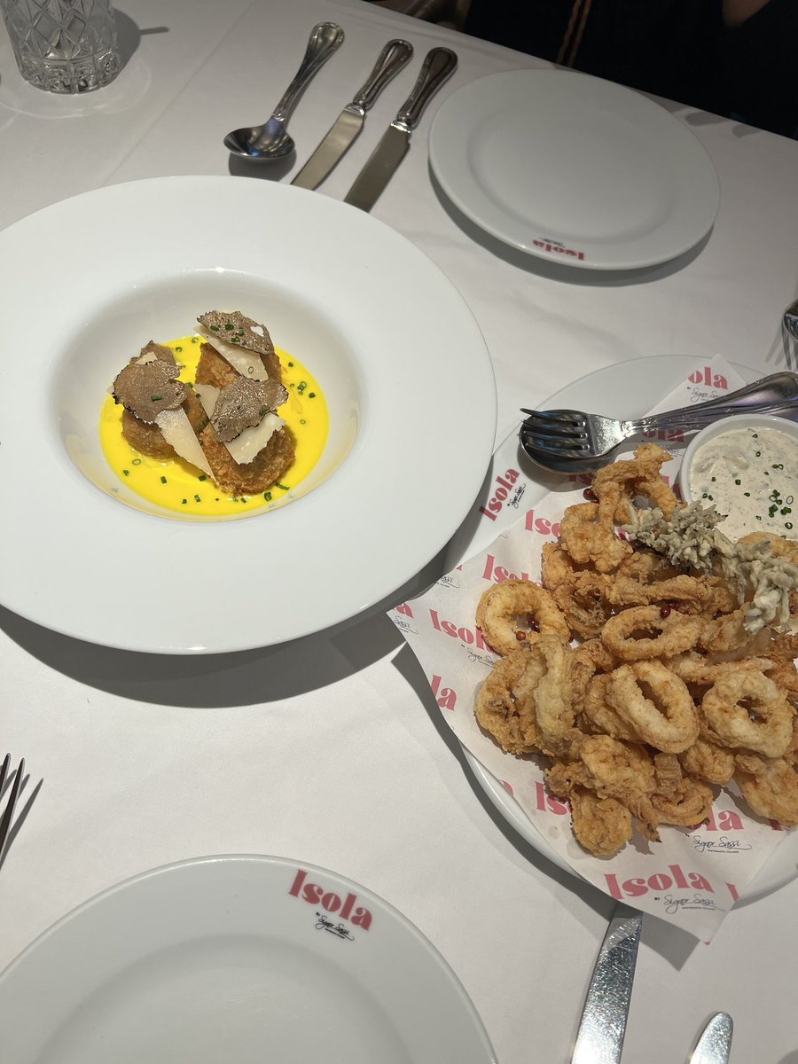 K81WF's tweet photo. 📍Isola, Gaysorn Village🇮🇹🍝🍋🌟 อาหารอิตาเลี่ยน เราซื้อดีล50% #grabfooddinein มาคุ้มมาก ไม่ต้องเสียอะไรเพิ่มแล้ว ร้านสวยบรรยากาศดี ถ่ายมุมไหนก็ปัง อาหารอร่อย คุณภาพดี Arancini หอมทรัฟเฟิลอร่อย ชอบ Vongole สุดจานใหญ่มากกินไม่หมดต้องห่อกลับ😂 @aroii #อร่อยบอกต่อ #อร่อยจนต้องรีวิว https://t.co/usPeSAtRhQ