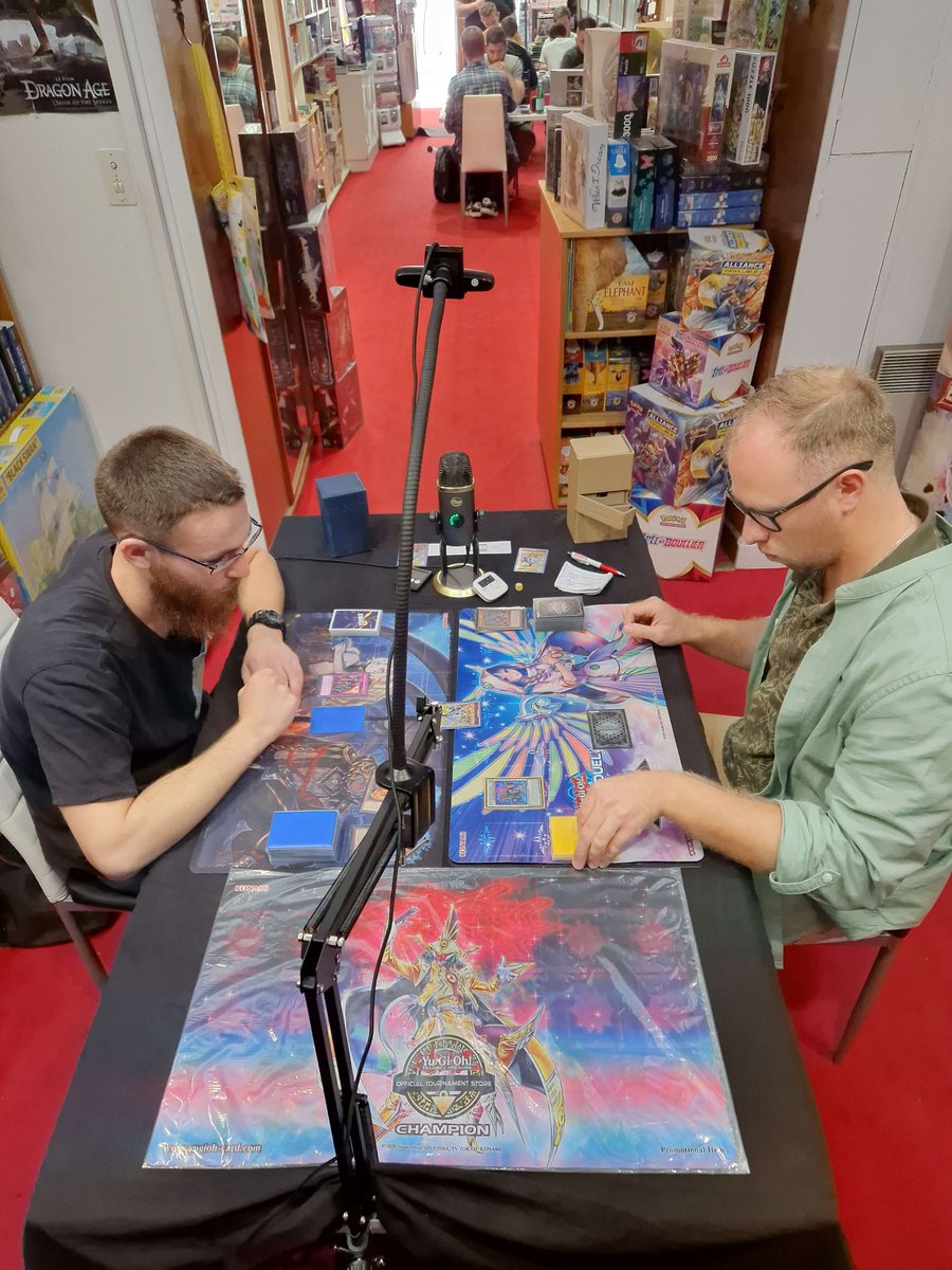 topdeckCompagny's tweet photo. Aujourd'hui à guyajeux Angoulême se déroule l'OTS championship une vingtaine de joueurs se battent pour obtenir leur place pour les championnats d'Europe, vous pouvez retrouver certains des matchs en live sur https://t.co/6NUzb9MTAx n'hésitez pas à passer voir 😉 https://t.co/5CIUSOFwkp