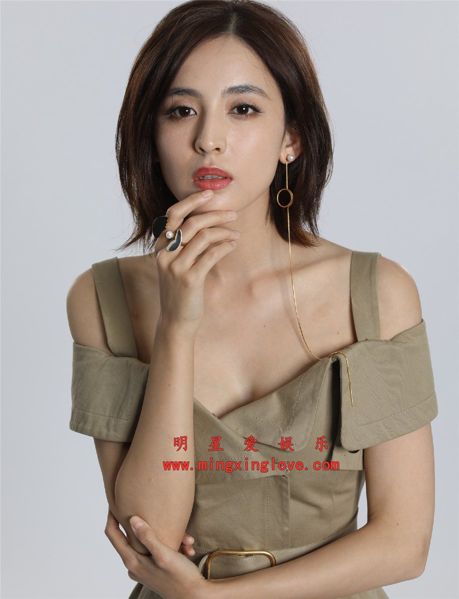mingxinglove's tweet photo. #古力娜扎 为某杂志拍的时尚大片封面花絮照，大尺度露胸裙，大长腿光脚高跟造型，放大可看清肌肤纹理，高清4K分辨率原图无修 #生图 下载 #明星生图 https://t.co/wKtinRtfIq
本站会员介绍 https://t.co/a9S01jvshA https://t.co/XeNpsghPQs