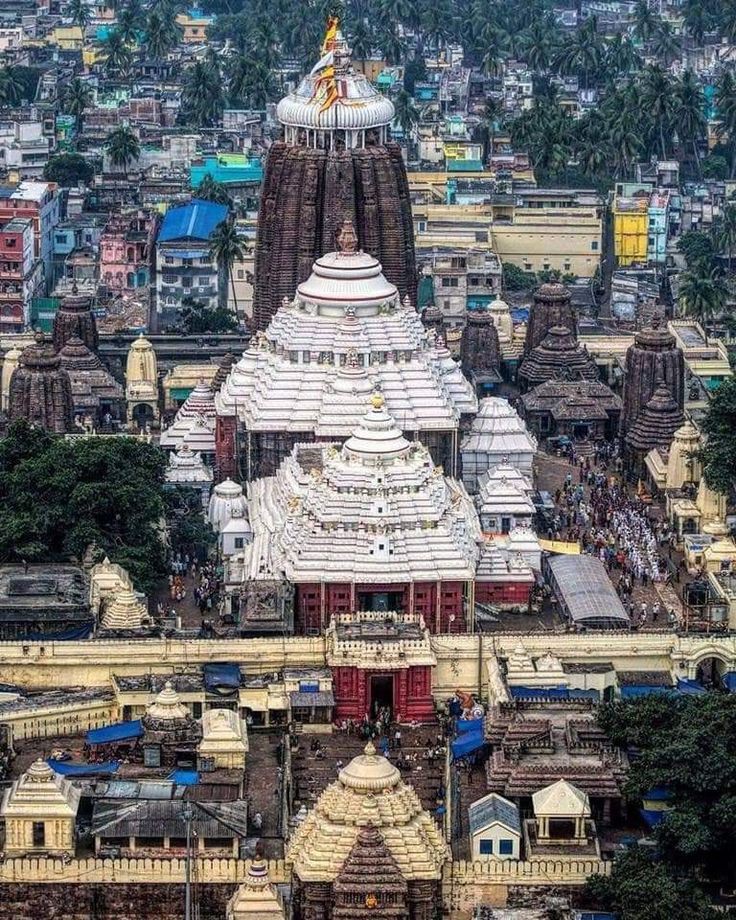 desi_thug1's tweet photo. Drop a picture of Sanatan Mandir from your gallery 🚩 https://t.co/0NjpPdv4xu