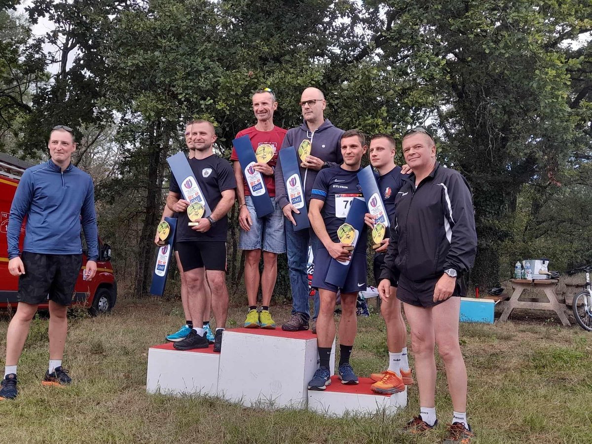 SDIS_18's tweet photo. #duathlon Bel après-midi en forêt de Sologne marqué par des sourires, de la joie, de la cohésion…. et un petit peu d’efforts. Défis qui pourront, pourquoi pas, être intégrés à nos épreuves statutaires 🧐 Ce sentiment d’appartenance se forge aussi dans ces moments de pur plaisir. https://t.co/Dcp8XyWfag