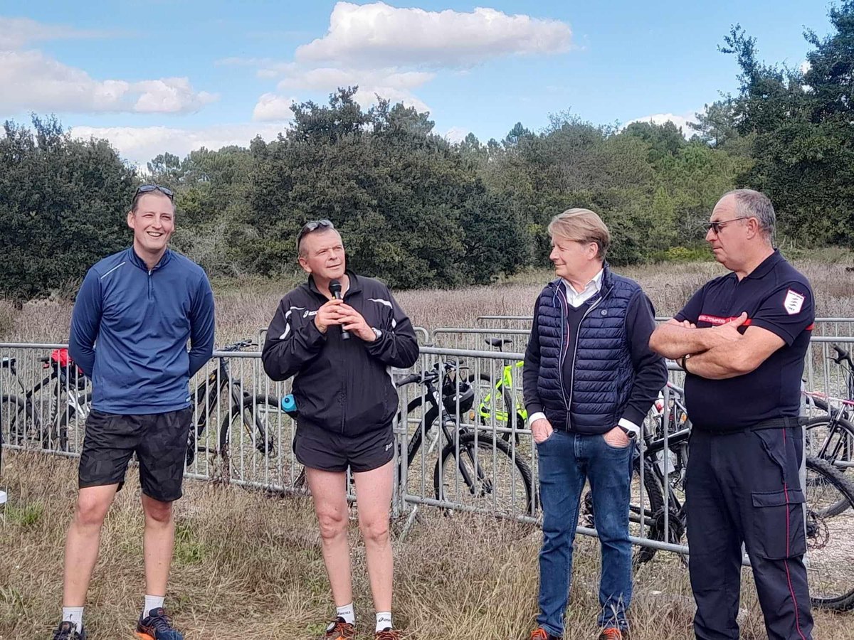 SDIS_18's tweet photo. #duathlon Bel après-midi en forêt de Sologne marqué par des sourires, de la joie, de la cohésion…. et un petit peu d’efforts. Défis qui pourront, pourquoi pas, être intégrés à nos épreuves statutaires 🧐 Ce sentiment d’appartenance se forge aussi dans ces moments de pur plaisir. https://t.co/Dcp8XyWfag
