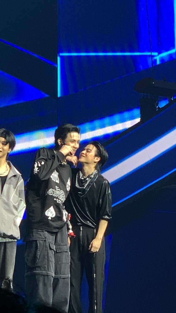 bloomininheart's tweet photo. เอนดุค่สสสส ภีมฟังไม่ทันหันไปถามมาร์คแล้วภีมสูงมากจนต้องย่อ แล้วพี่มาร์คก็ยืดสุดตัววว ฮือ เอนลูอะ 😭🥺🥺🥺🥺

#789TheTimeCapsuleDay3 https://t.co/Gaq1qaGb2M