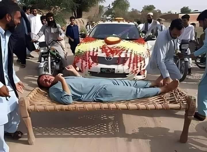 Sarmadbukhari4's tweet photo. چھوٹے بھائی کی شادی پر بڑے بھائی کا احتجاج پہلے میری شادی کراؤ پھر بارات جائے گی https://t.co/KUGAjBwJMe
