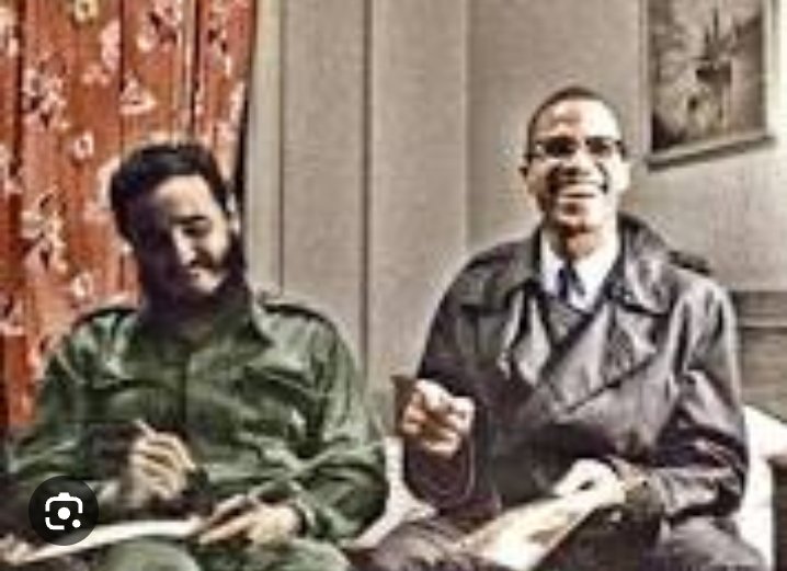 CubacooperaNg's tweet photo. "Mientras el Tio Sam esté contra ti, sabes que eres un hombre bueno", fue uno de los comentarios que Malcolm X le hizo a Fidel Castro el 19 de septiembre de 1960, cuando se encontraron en el Hotel Theresa de Harlem, por única e histórica ocasión. #FidelPorSiempre #CubaCoopera https://t.co/w8K2kwZ6vf