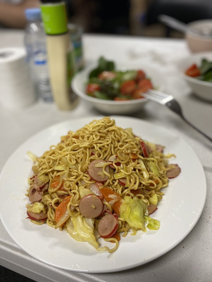 中華麺が高かったので、インドミーのミーで焼きそばを作りました😌