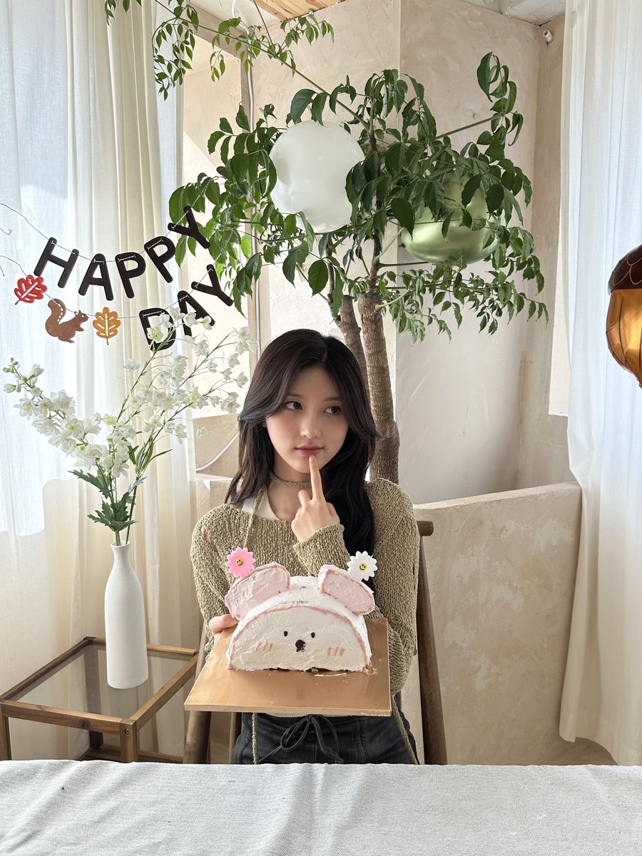 IVE_twt's tweet photo. 스스로에게 주는 생일케이크💝 오늘 제 생일파티에 와줬던 모든 다이브 고마워요🥰 (근데 솔직히 너무 잘 만들었다...)

#IVE #아이브 #GAEUL #가을 
#1stEP #IVEMINE
#Eitherway #OfftheRecord #Baddie
#HappyGAEULday
#가을이의_계절이_왔다🍂 https://t.co/6xoYlmcrnS