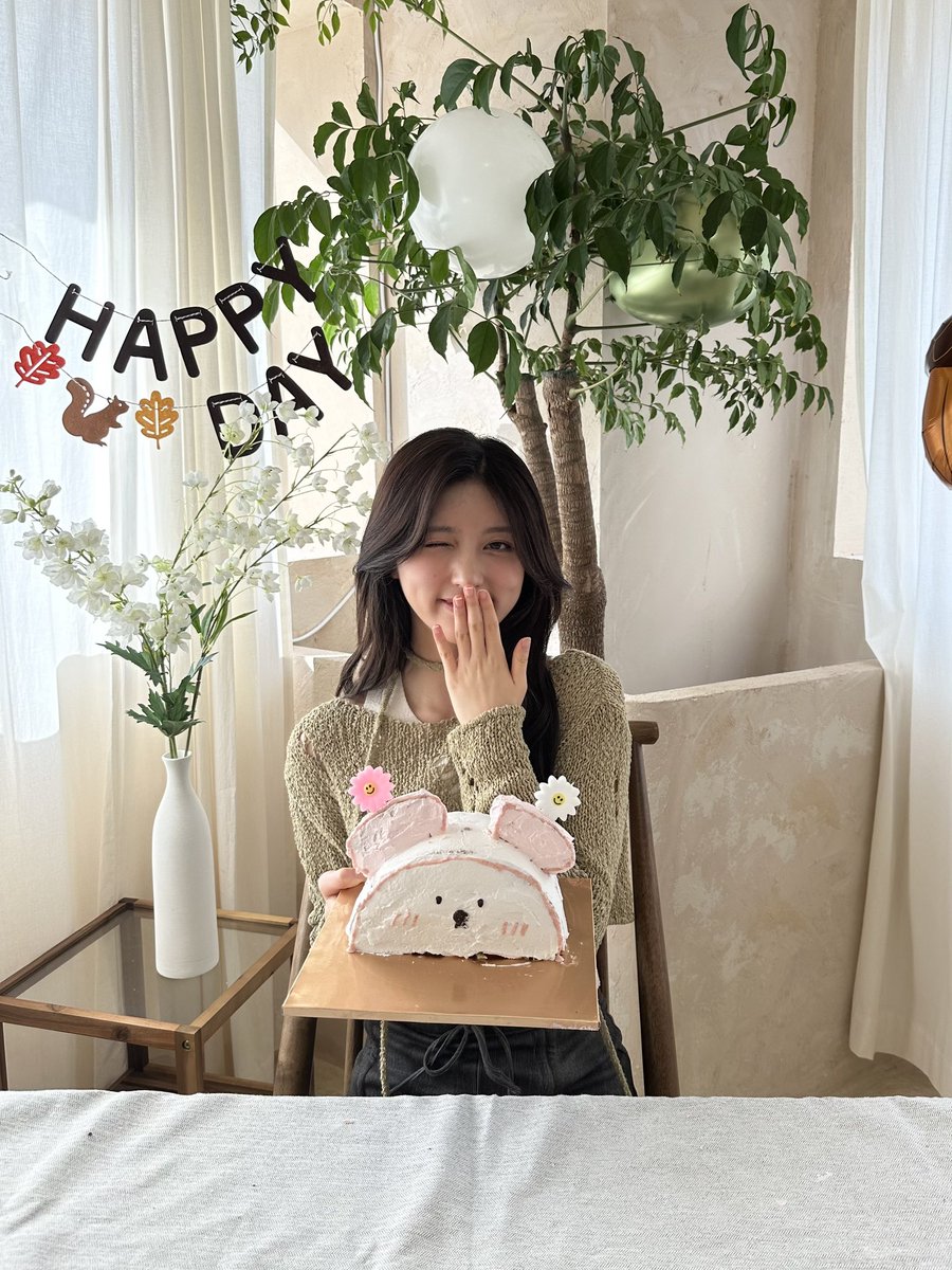 스스로에게 주는 생일케이크💝 오늘 제 생일파티에 와줬던 모든 다이브 고마워요🥰 (근데 솔직히 너무 잘 만들었다...)

#IVE #아이브 #GAEUL #가을 
#1stEP #IVEMINE
#Eitherway #OfftheRecord #Baddie
#HappyGAEULday
#가을이의_계절이_왔다🍂