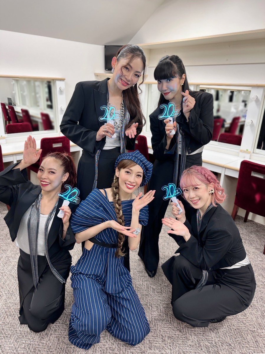 4450miri's tweet photo. #ヴォイスインブルー
とうとう終わってしまいました😭💦
短い旅の中でどれだけ濃い時間を過ごせたんだろう😭💓
舞台に対して、人生に対しての考え方を改めて考えさせて頂いた時間でした🍀
みりおさんや演出の香さんに感謝しかありません😭🩷
海組ファミリーのみんなが大好き🫶✨
また会えますように🍀 https://t.co/uV62WQjqFg