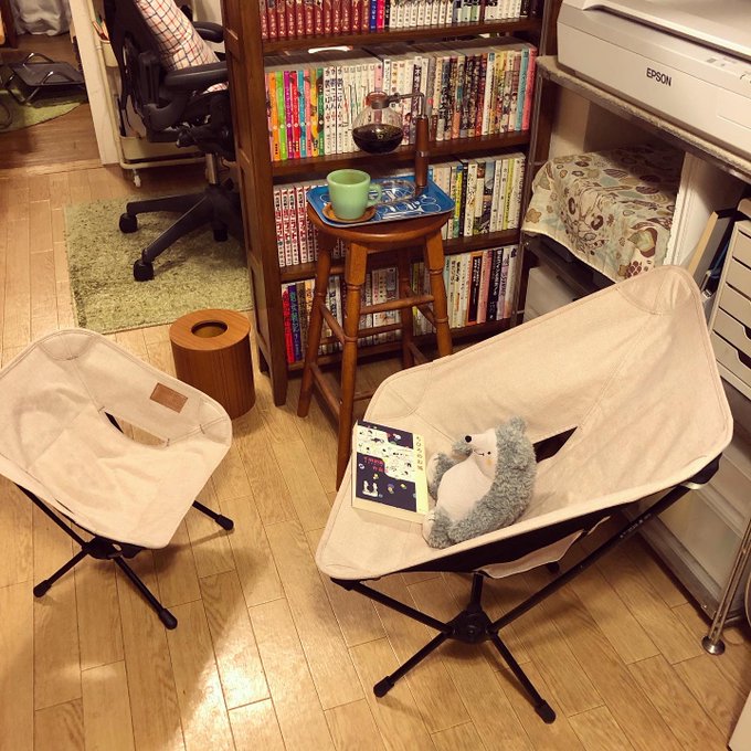 漫画喫茶出来た。倒れたら怖いのでスツールで固定 