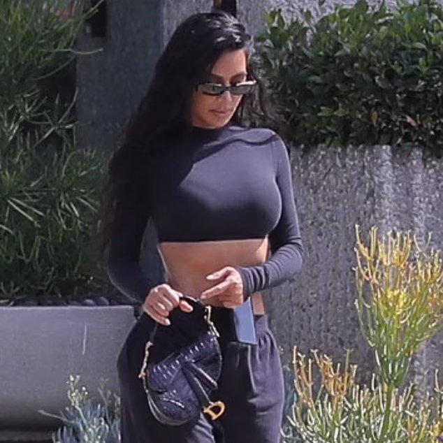 Kim spotted in Calabasas on Friday || #PHOTOS 📸 → kimkardashianfrance.net/gallery/thumbn…