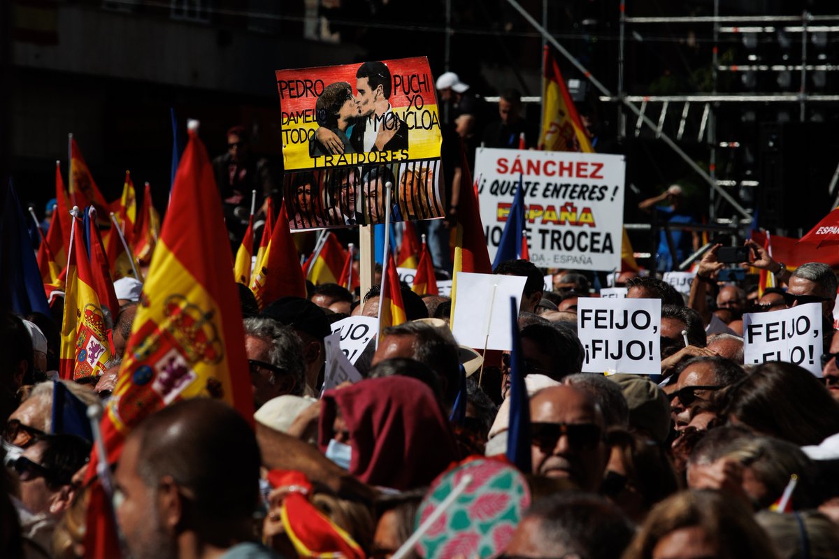 europapress's tweet photo. 📷 El PP cifra en más 45.000 personas los asistentes a su protesta, la Delegación de Gobierno sitúa el número en 40.000 https://t.co/Buy7ZK4RDC #Directo https://t.co/n52AuFnY1q