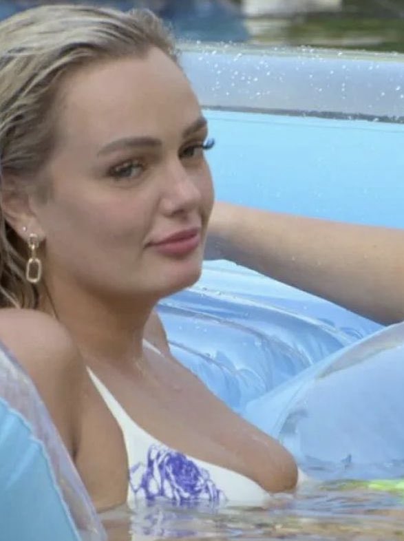 GeauxBigO's tweet photo. Stacy gives me Micah vibes &amp; what in the🍊hell was going on w/her makeup? Too much bronzer. Ran out of blush &amp; chose to just use the horrible🍊eyeshadow? She &amp; Izzy deserve each other! Johnie was a🚩but this walking disaster claims to not have been in❤️in yrs? #LoveIsBlind https://t.co/Y5dWt1IhnD