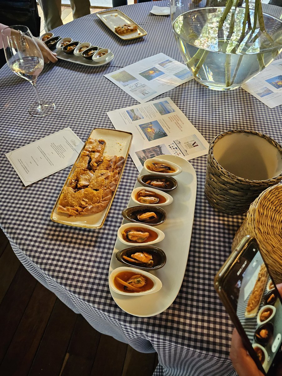 Aperitivo de la #XuntanzaVilagarcia con unos exquisitos Mejillones de #MexillondeGalicia , elaborado por el catering de <a href="/PepeSolla/">Pepe Solla</a> en el <a href="/elcastrino/">Pazo El Castriño</a> Vilagarcia de Arousa . #RíasBaixas