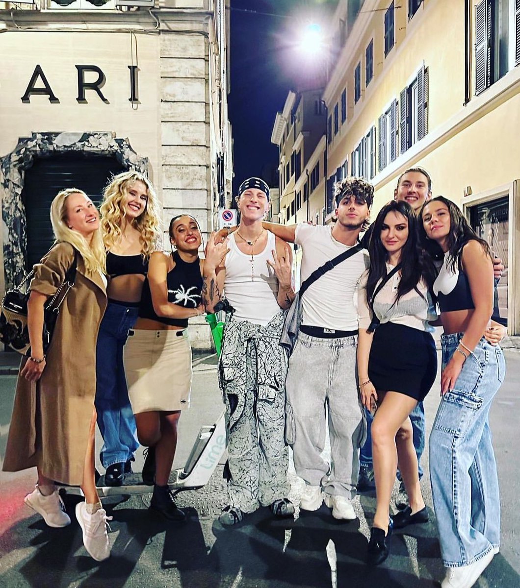 pinksvenomx's tweet photo. la foto più random che io abbia mai visto mi sento come quando facevano i crossover dei programmi di disney channel https://t.co/tyg0JUSiLJ