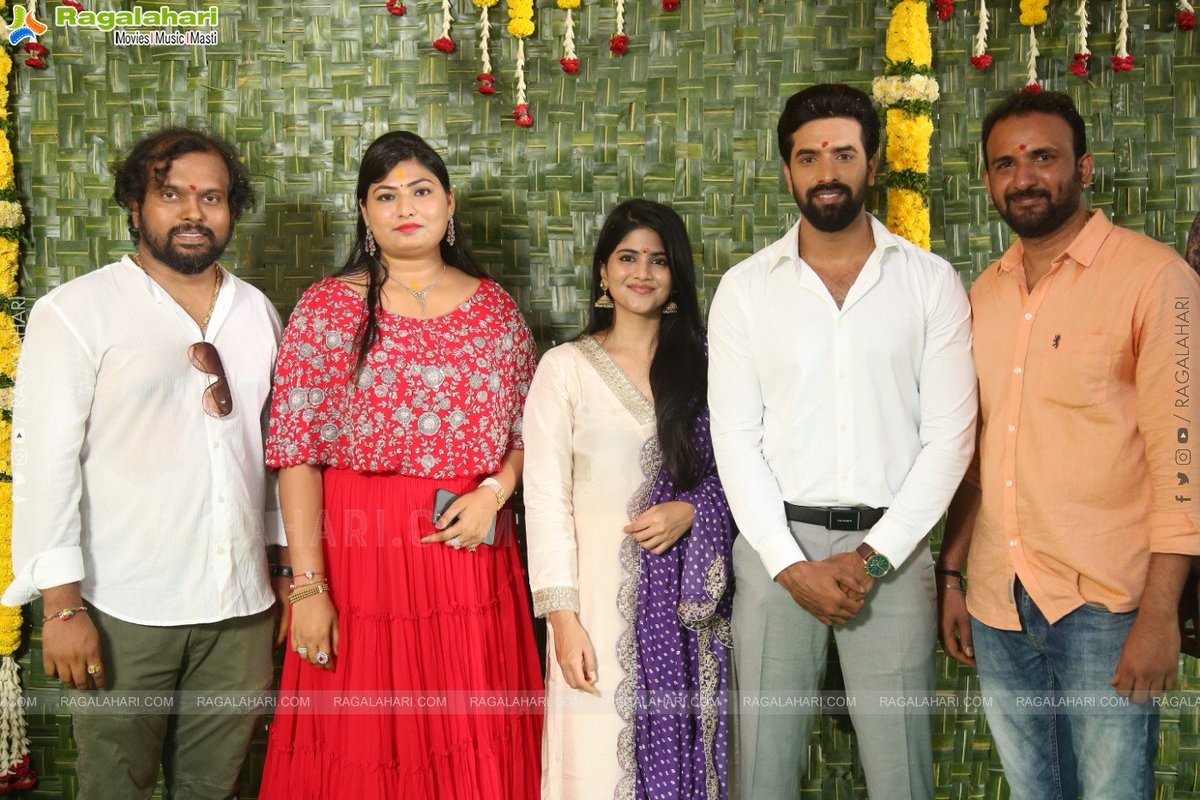 @HngCinemas , H.Nagana Gouda presents #Sahakutumbhanaam launched in a style💫

స:కుటుంబానాం 👨‍👨‍👦👪👨‍👧‍👦

*Ing: #RaamKiran @akash_megha
#Brahmanandam

Director: #UdaySharma
Producer: #HMahadevGoud #HNagarathna
Music: #Manisharma
Lyrics: #AnanthSriram
#RohithKumarPadmanabha